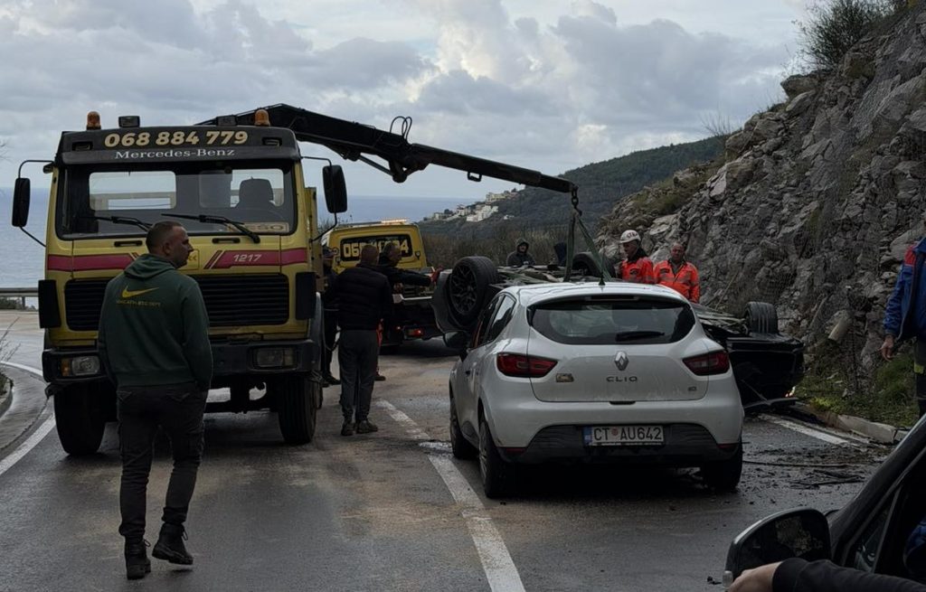 Na putu Budva – Cetinje, prevrnulo se vozilo, jedna osoba povrijeđena