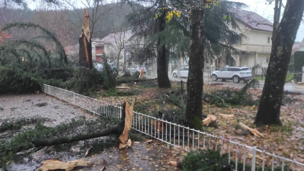U Nikšiću grom udario u dvorište škole i oštetio krov