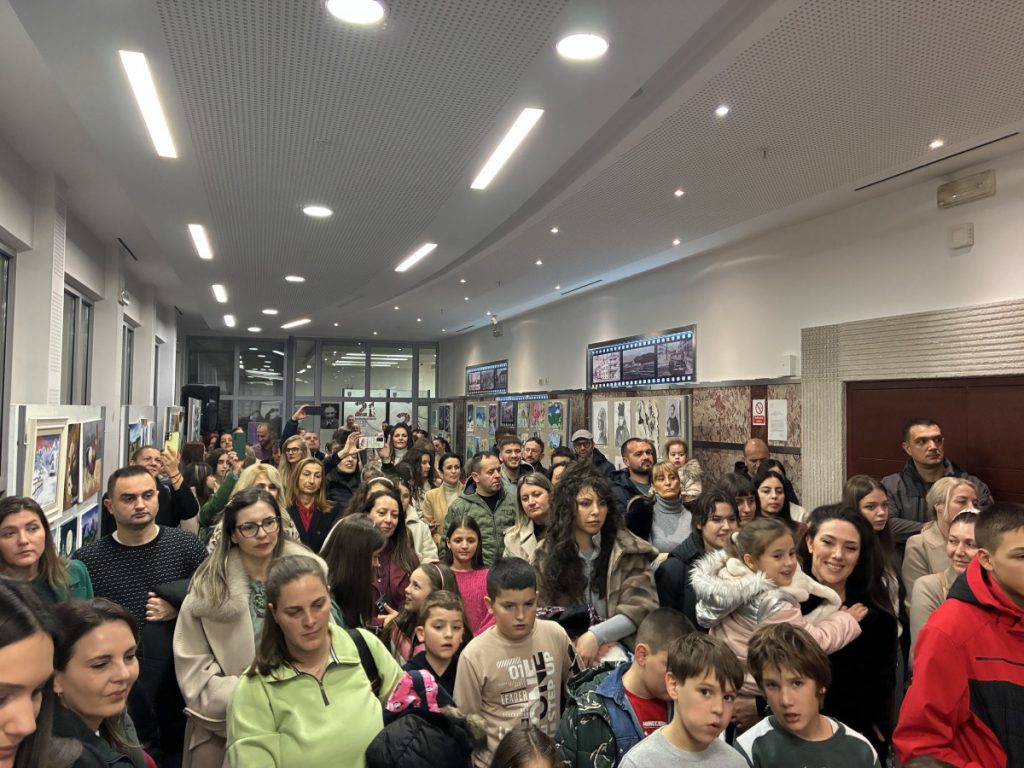 Marojević otvorio izložbu „U susret Božiću“