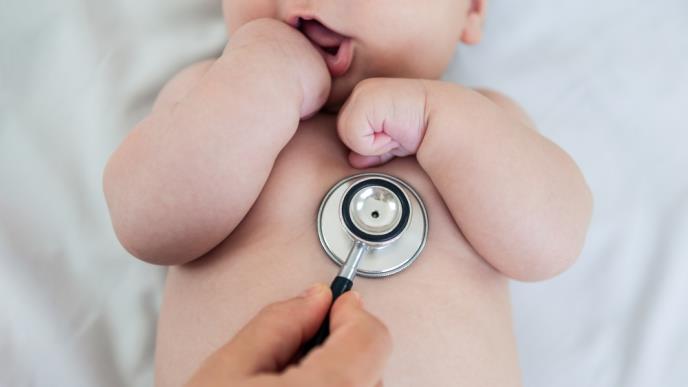 Bebe nikada nemojte ljubiti u usta i lice: Doktor otkriva kako to može da im ugrozi život