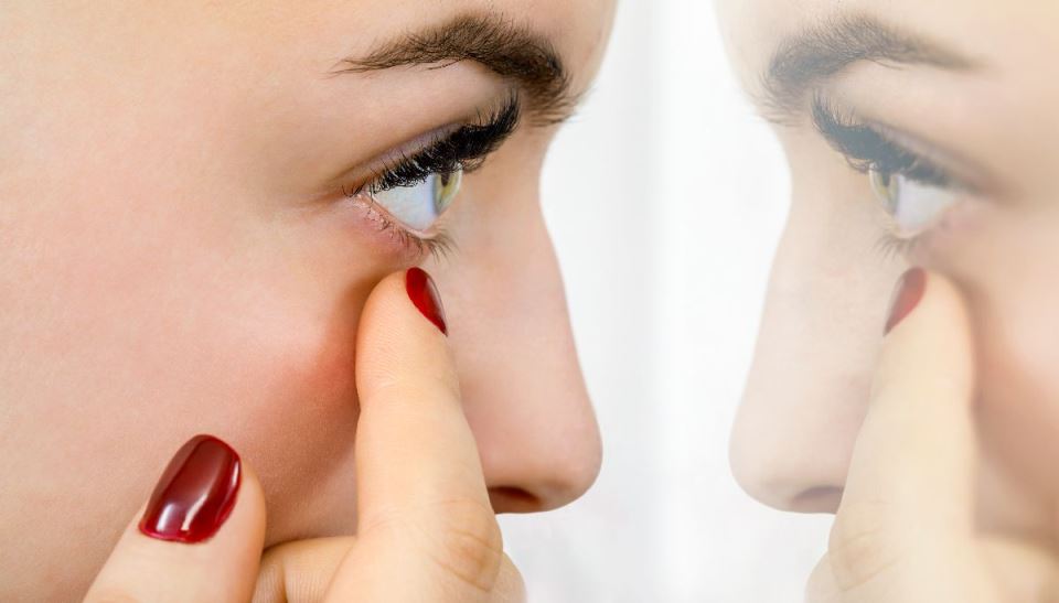 Oko vam stalno titra? Evo zašto se to dešava i kada treba da se obratite lekaru