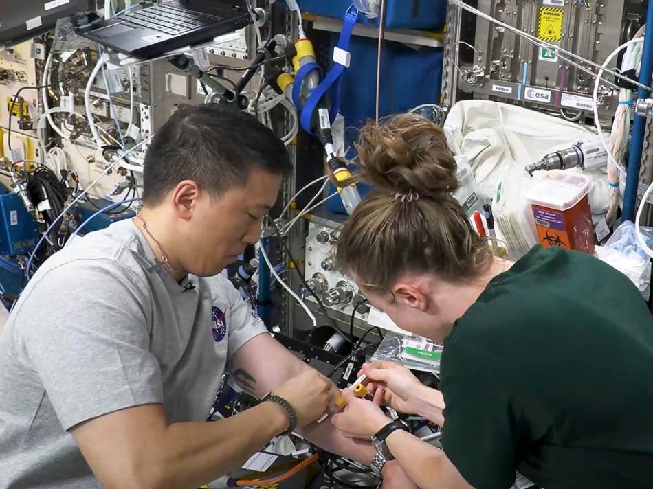 Kako izgleda vađenje krvi bez gravitacije: Astronauti objavili fascinantan snimak iz svemira
