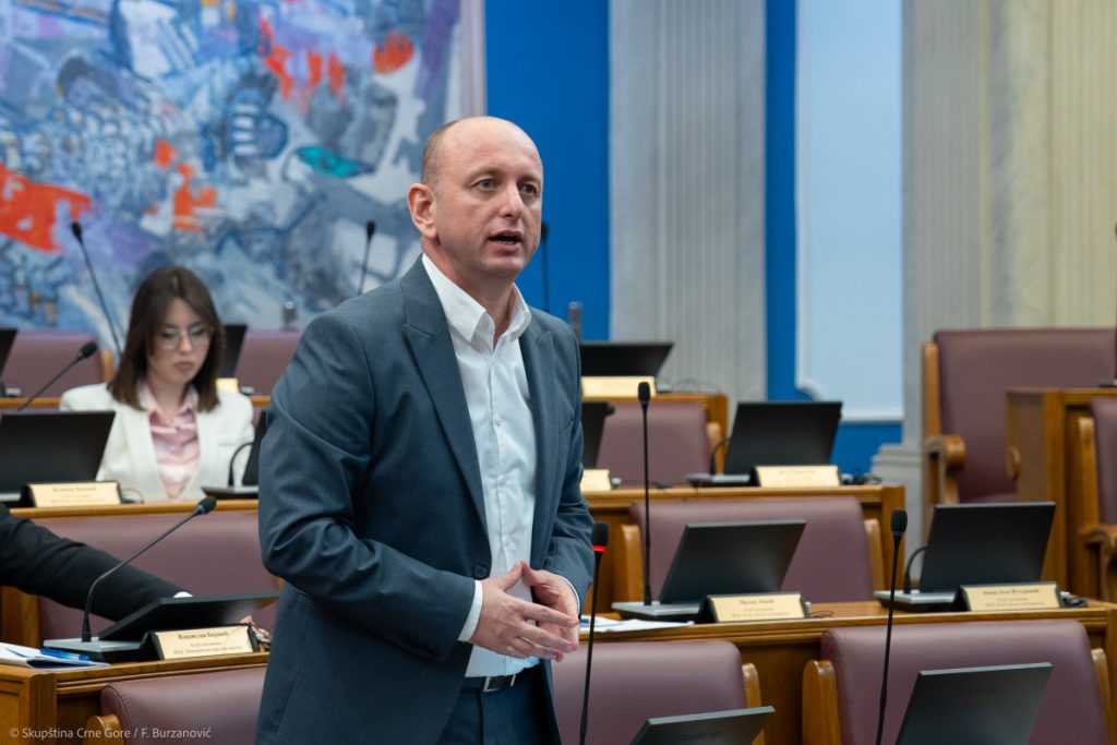 „Slobodna Crna Goro i vi u ZIKS-u“: DNP-ov prijedlog zakona o amnestiji u skupštinskoj proceduri, Knežević sjutra predlaže da se stavi na dnevni red