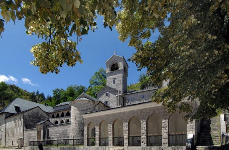 Mitropolija o volonterskom radu sveštenika i teologa u Državnom arhivu: Otvoreni pokušaj aparthejda koju sprovode grupe na Cetinju, koliko još antisrpske i anticrkvene mržnje treba da se izlije da bi institucije reagovale?