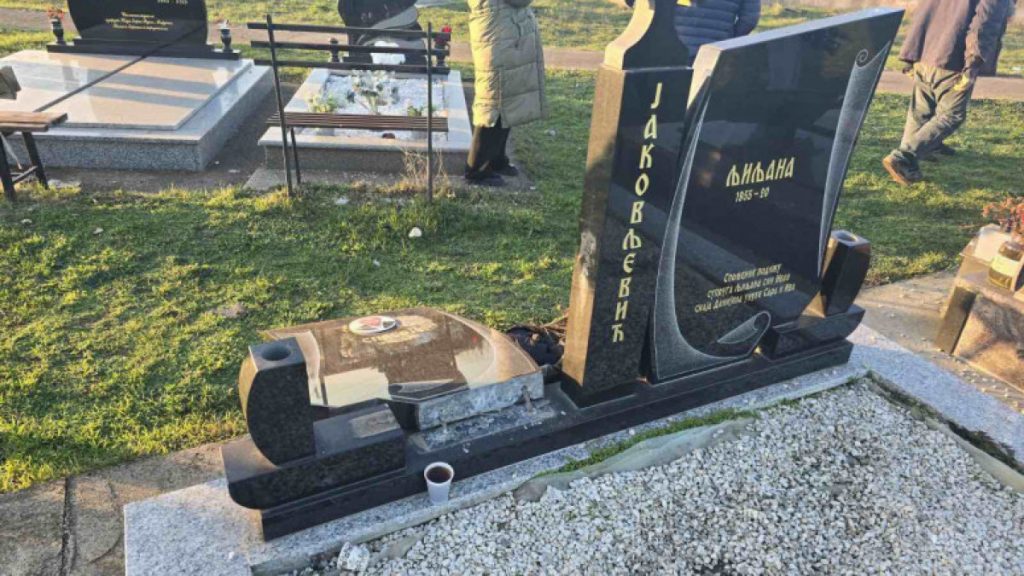 Uhapšeno šest osoba zbog rušenja nadgrobnih spomenika na pravoslavnom groblju kod Obilića