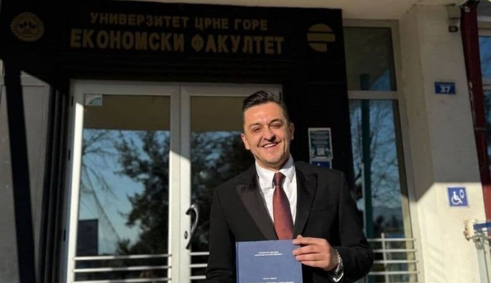 Ministar magistar: Novica Vuković pokazao diplomu Ekonomskog fakulteta UCG