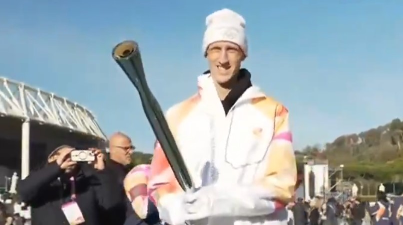 Olimpijska baklja krenula iz Rima put Milana: Nosio je Polonara, nedjelju dana nakon što je ustao iz invalidskih kolica (VIDEO)