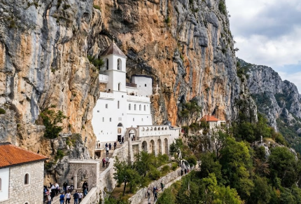 Krenuo na Ostrog, pa krstio nepoznato dijete: Podgoričanin 25 godina traži kumove iz Kladova