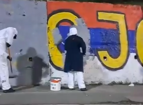 Ko i zašto skrnavi srpske trobojke u Beogradu?