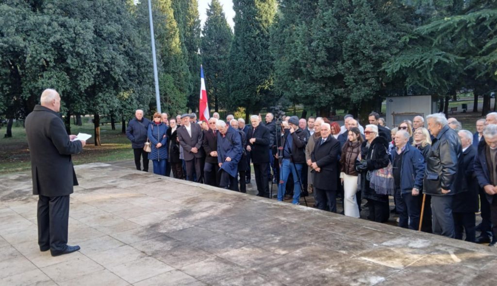 SOBNOR položio vijence na spomeniku Partizan borcu