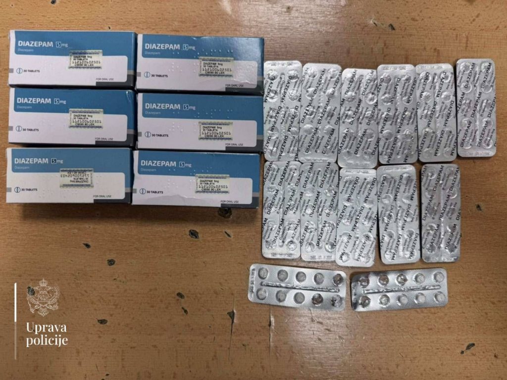 Uhapšeni albanski državljani, oduzeto preko kilogram narkotika, četiri komada oružja i preko 50 komada municije