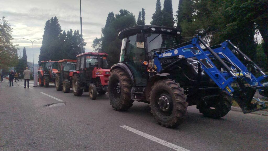Počeo protest poljoprivrednika: “Protest samo opomena, ukoliko se nadležni ogluše o zahtjeve, bićemo prinuđeni na radikalizaciju“