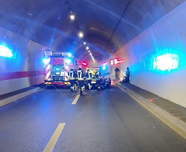 Prekid saobraćaja na autoputu zbog zapaljenja vozila