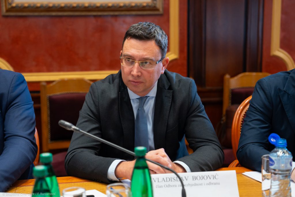 Bojović: Primjer Miloša Medenice dokaz da su se institucije survale u provaliju, ako Šaranović i Šćepanović ne podnesu ostavke – to treba da uradi Spajić!