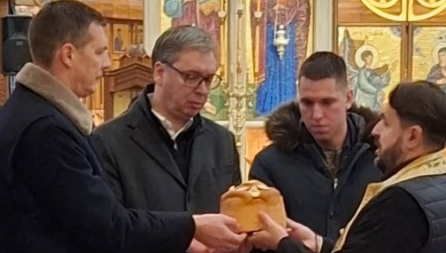 „DA NAM VELIKI SVETAC I GOSPOD BOG ČUVAJU SRBIJU!“ Predsjednik Vučić slavi krsnu slavu – Sa sinom i bratom donio kolač u crkvu