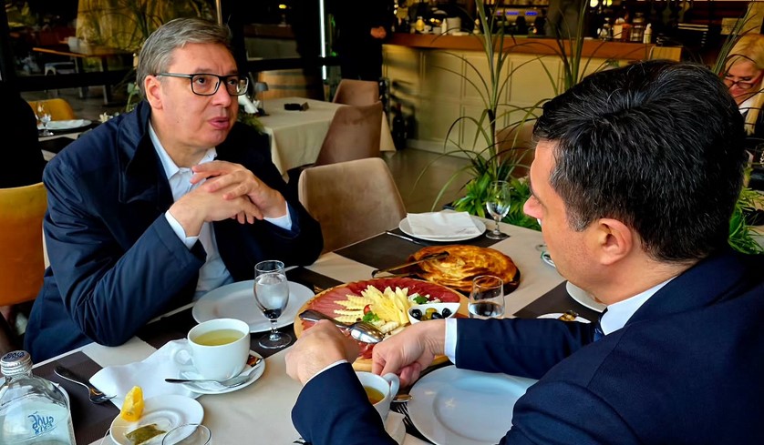 Vučić sa gradonačelnikom Niša: Sa drugom Daletom svratio sam na čaj, a minut kasnije shvatio sam da su pečenica i pita sa sirom najbolji „čajevi“ koje smo probali