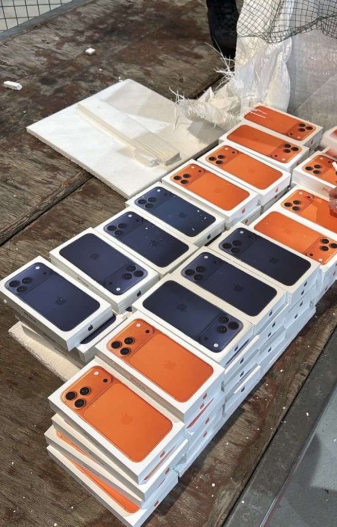 CARINICI ZAPLIJENILI TELEFONE U MILIONSKOJ VRIJEDNOSTI: Na podgoričkom aerodromu probali da prošvercuju iPhone i Samsung telefone vrijedne 2.6 miliona!
