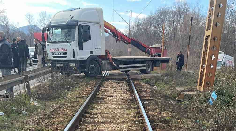 (FOTO) Posle aerodroma, magistrale, blokirana i željeznica u Zeti!