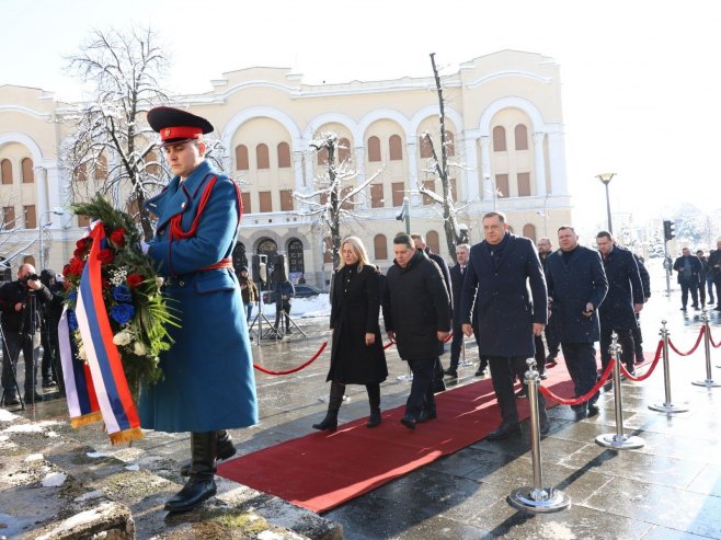 Obilježavanje Dana Republike – položeni vijenci – Srpsku uvijek čuvala ljubav njenog naroda
