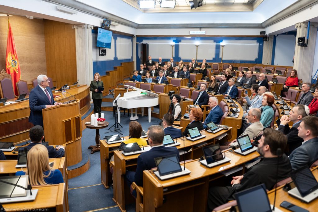 Poslanici danas o više predloga zakona