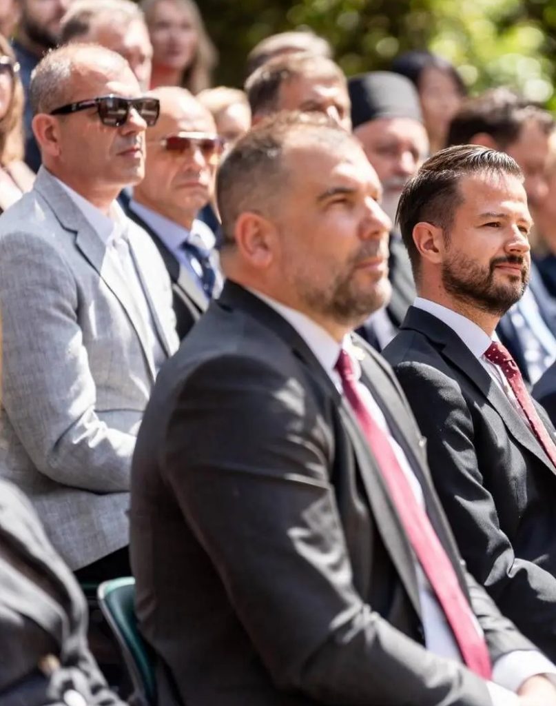 Rat u vrhu vlasti: Milatović protiv Krapovića, Vojska na udaru