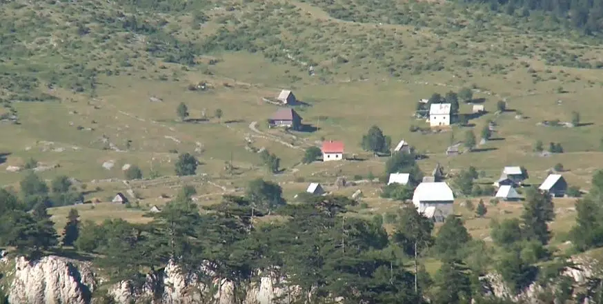 Nudio jedan, a pokloniće dva placa na Maloj Crnoj Gori