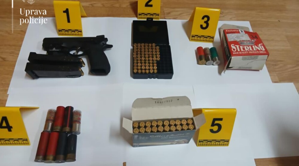 Policija u Baru uhapsila dvije osobe, oduzela pet komada vatrenog oružja i preko 270 komada municije