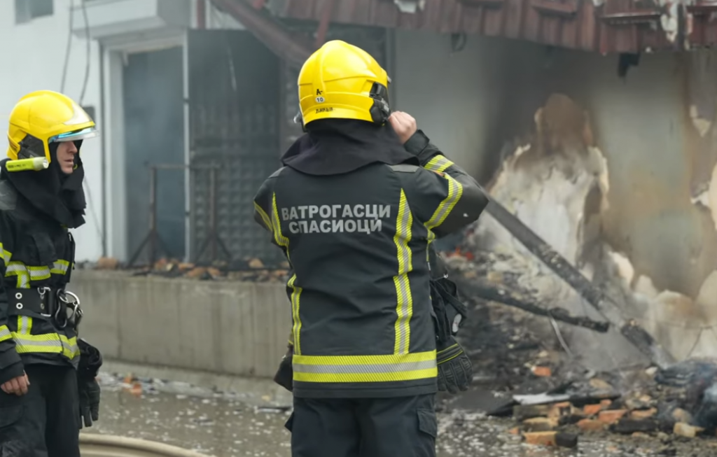 Požar u Novom Pazaru se i dalje gasi, uviđaj danas ili sjutra