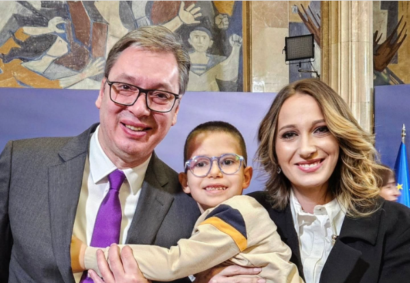 „Država i Vučić brinu o svom narodu“- Predsjednik Srbije sa majkom čiji sin pati od rijetke bolesti