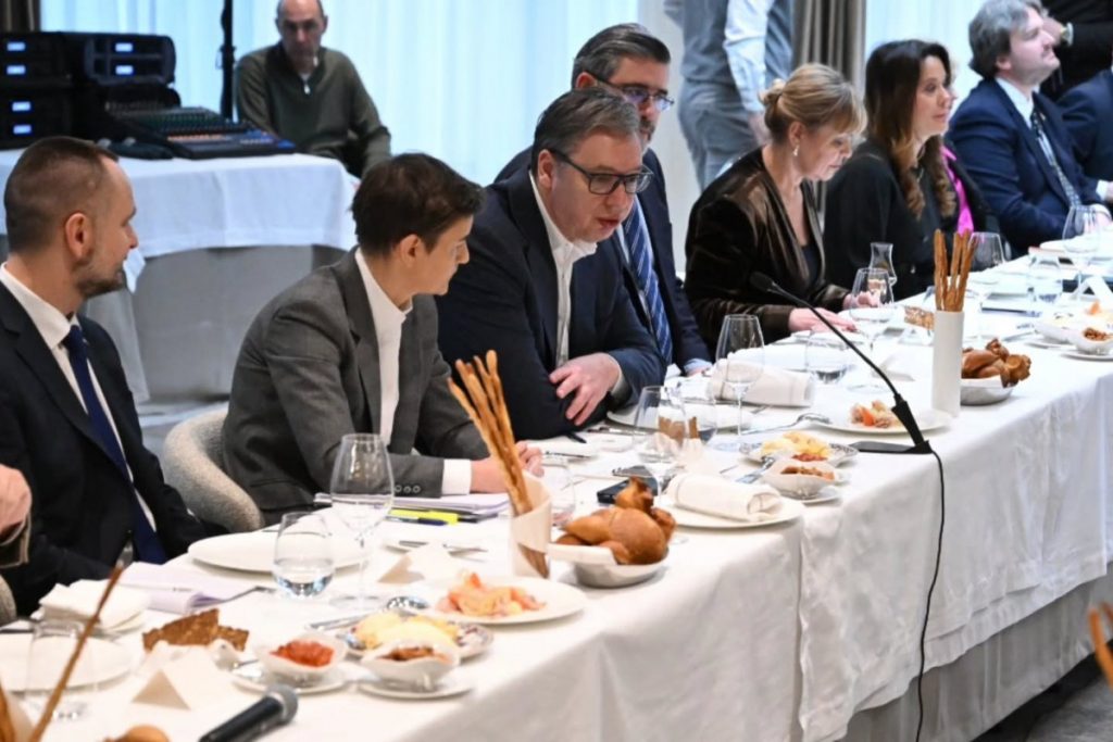 Vučić sa ambasadorima zemalja članica EU: Otvoren i sadržajan razgovor o evropskom putu naše zemlje
