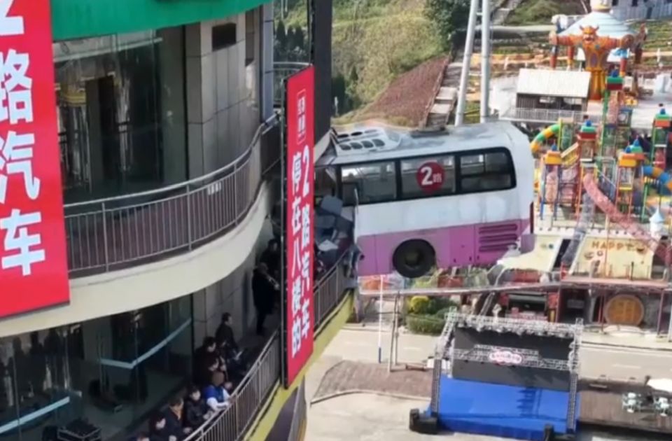 Autobus „zaglavljen“ u fasadi zgrade postao turistička atrakcija u Kini