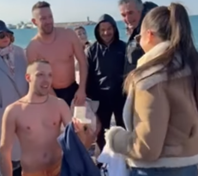 (VIDEO) Baranin plivao za časni krst pa zaprosio djevojku