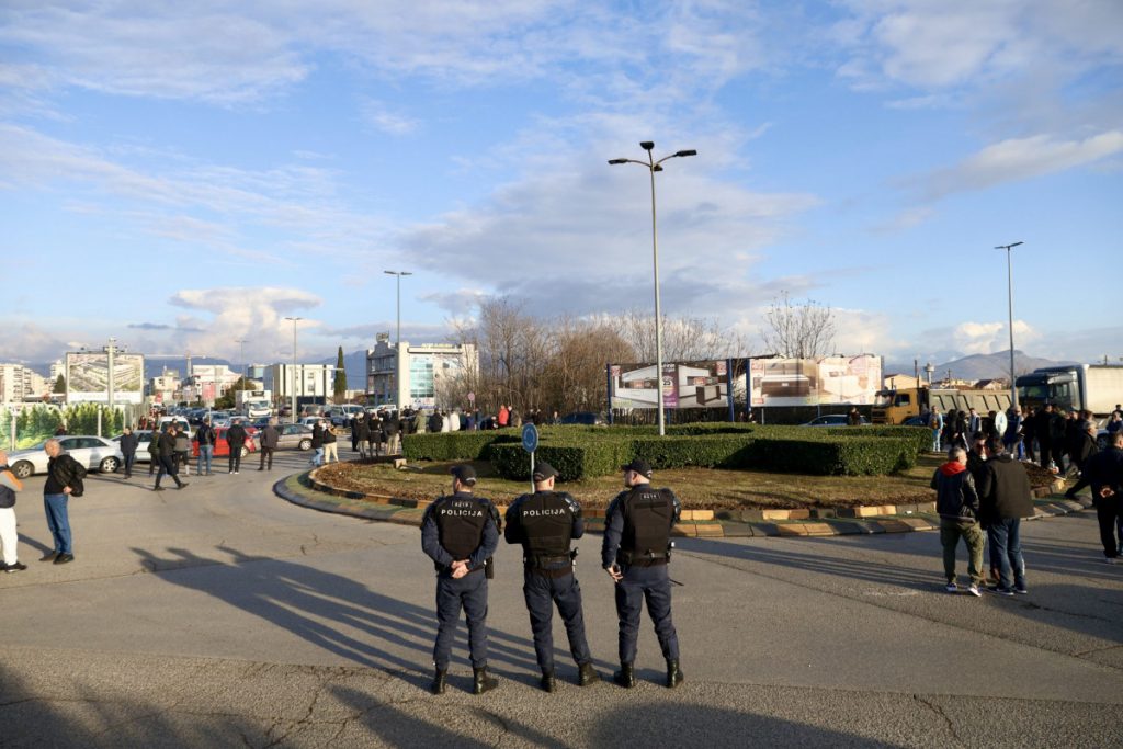 Zećani danas blokiraju most na Sitnici prema Cetinju i kod restorana „Jezero“ u Vranjini