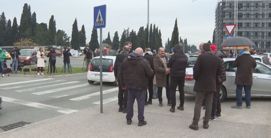 Završena blokada kružnog toka na Zabjelu, Botunjani poručili: Ako mislite da ste nas porazili hapšenjem, skočili ste sebi u stomak
