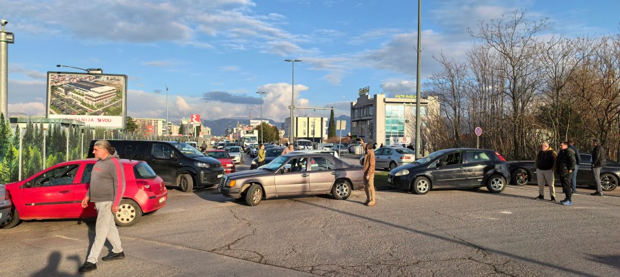 Oće da nas polude: PES u Srbiji navija za blokadere, a kad im se isto dešava u Crnoj Gori, tada sipaju drvlje i kamenje na Zećane!