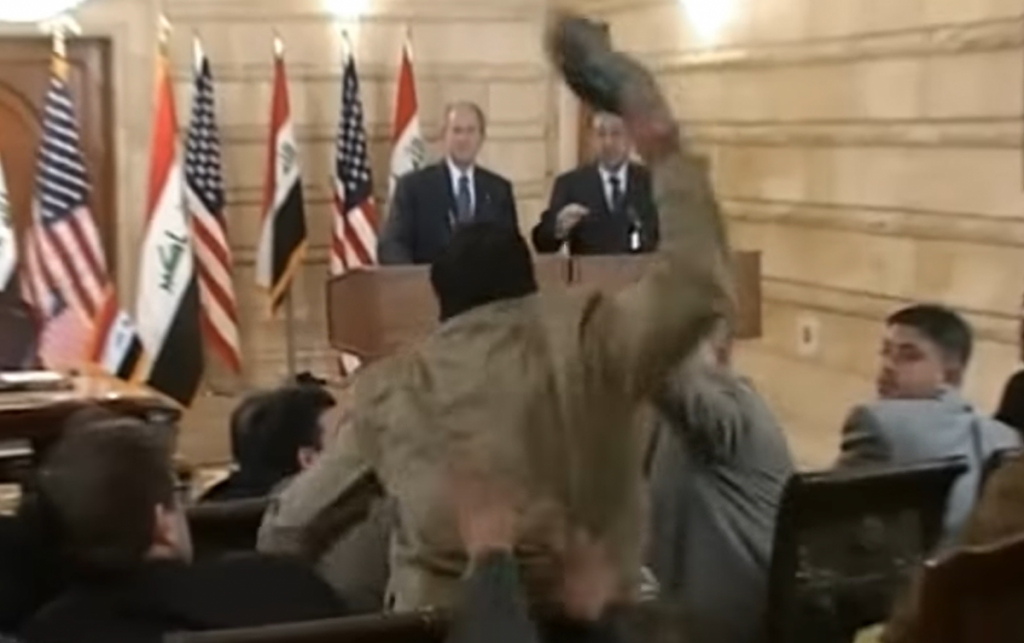 Šta se dogodilo iračkom novinaru nakon što je cipelom gađao Buša?