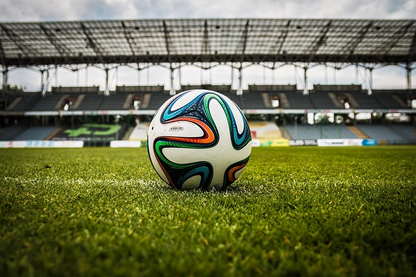 fudbalska lopta i stadion