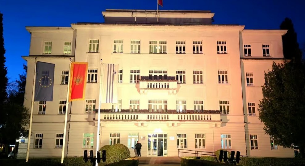 Zgrada Glavnog grada osvijetljena žutom bojom u znak sjećanja na žrtve Holokausta