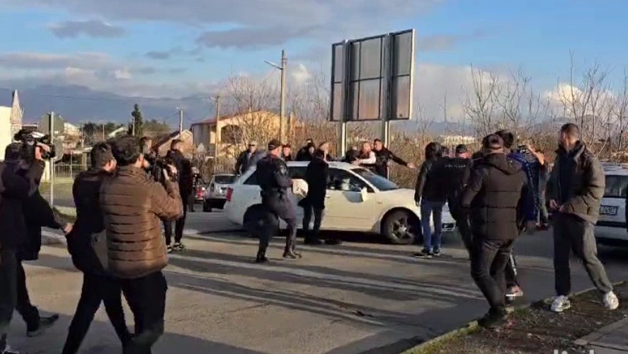 Ponovo incident na protestu u Podgorici: Muškarac automobilom pokušao da probije blokadu (VIDEO)