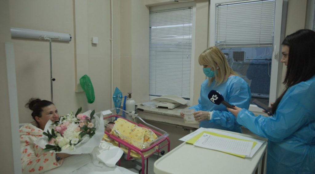 Prva beba rođena devet minuta nakon ponoći u Kliničkom centru: U 2025. najveći broj porođaja u posljednjih 30 godina