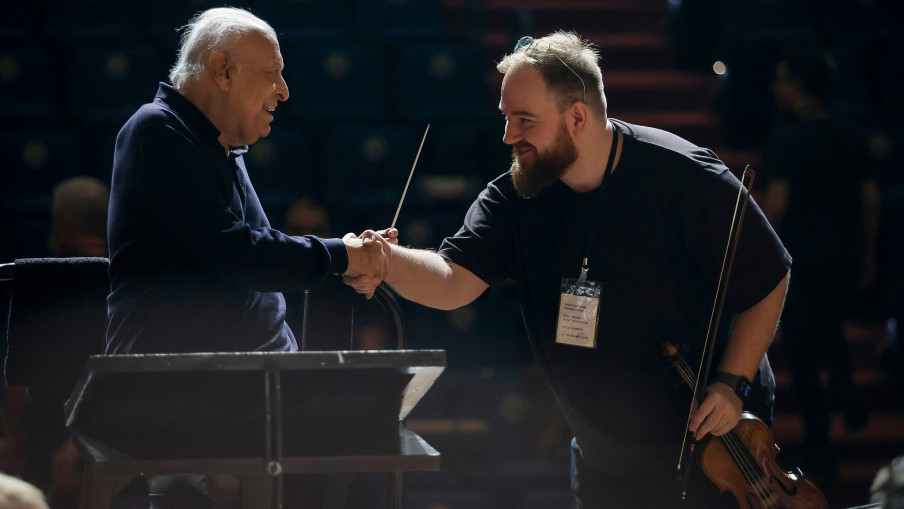 Beogradska filharmonija i Mehta sutra u Mumbaiju sa mladim talentima škole „Meli Mehta”