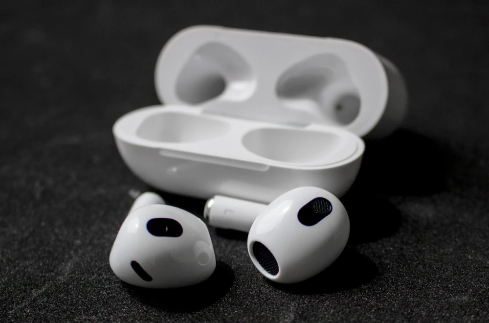 Stižu konkurenti za AirPods: OpenAI razvija sopstvene slušalice