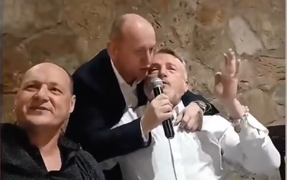 Knežević: Da me ne bi prijavljivali policiji ili ministarki prosvjete, sam ću da se prijavim da sam pjevao Kaćušu (VIDEO)