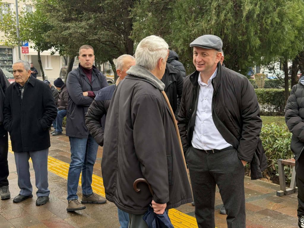 Knežević sa protesta: Sinoć smo od onih koji su na apanažama stranih agentura shvatili da nismo dostojni ni da imamo kuće već da treba da živimo po livadama