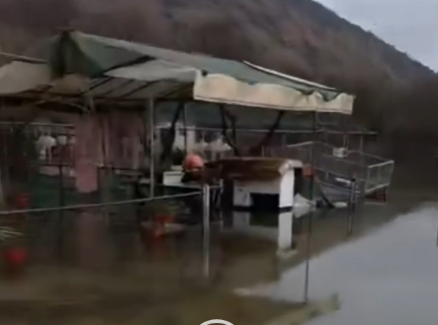 Alarmantno u Komanima, voda ušla u kuće (VIDEO)