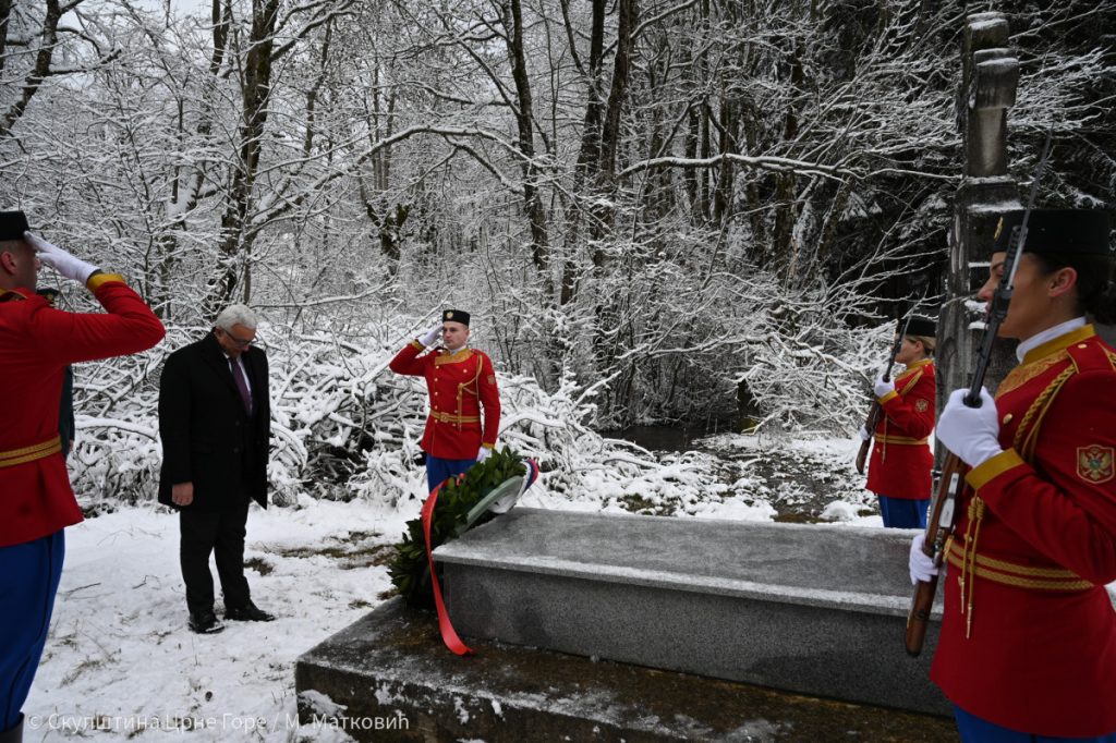 Mandić obišao kasarnu „Brigadir Miloš Dragišin Medenica“: Položio vijenac na grob velikana Vojske Kraljevine Crne Gore (VIDEO)