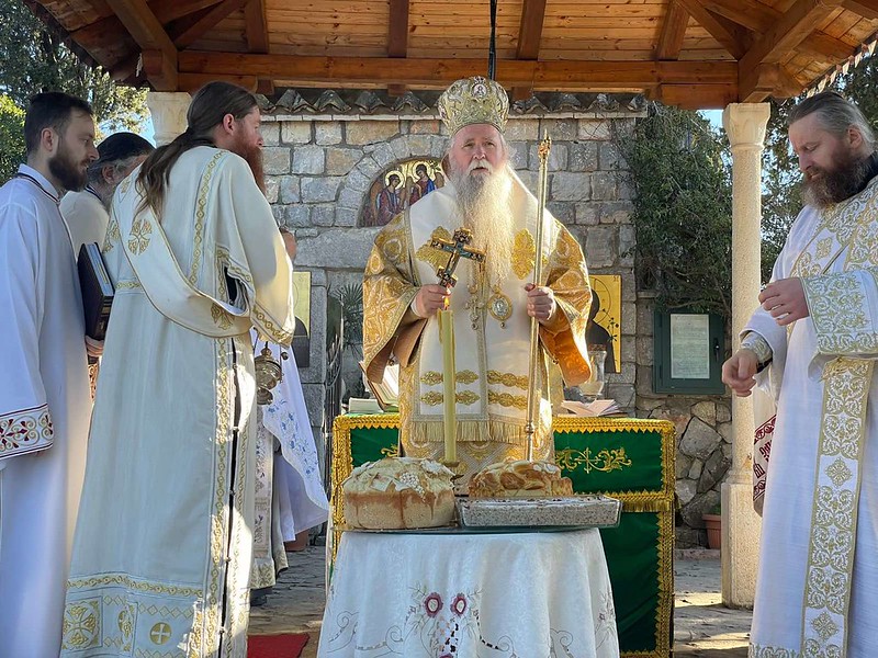 Mitropolit Joanikije služio na Miholjskoj Prevlaci: Srednjovjekovna Srbija se u svemu trudila da ide putem Svetoga Save, tako je bilo i na dvoru, i u manastirima i u gradovima!
