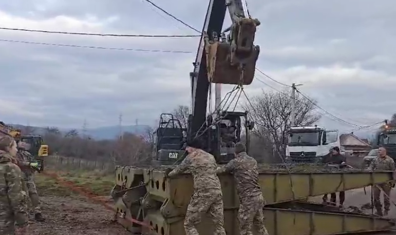 Pripadnici Vojske počeli izgradnju pontonskog mosta u Donjoj Gorici