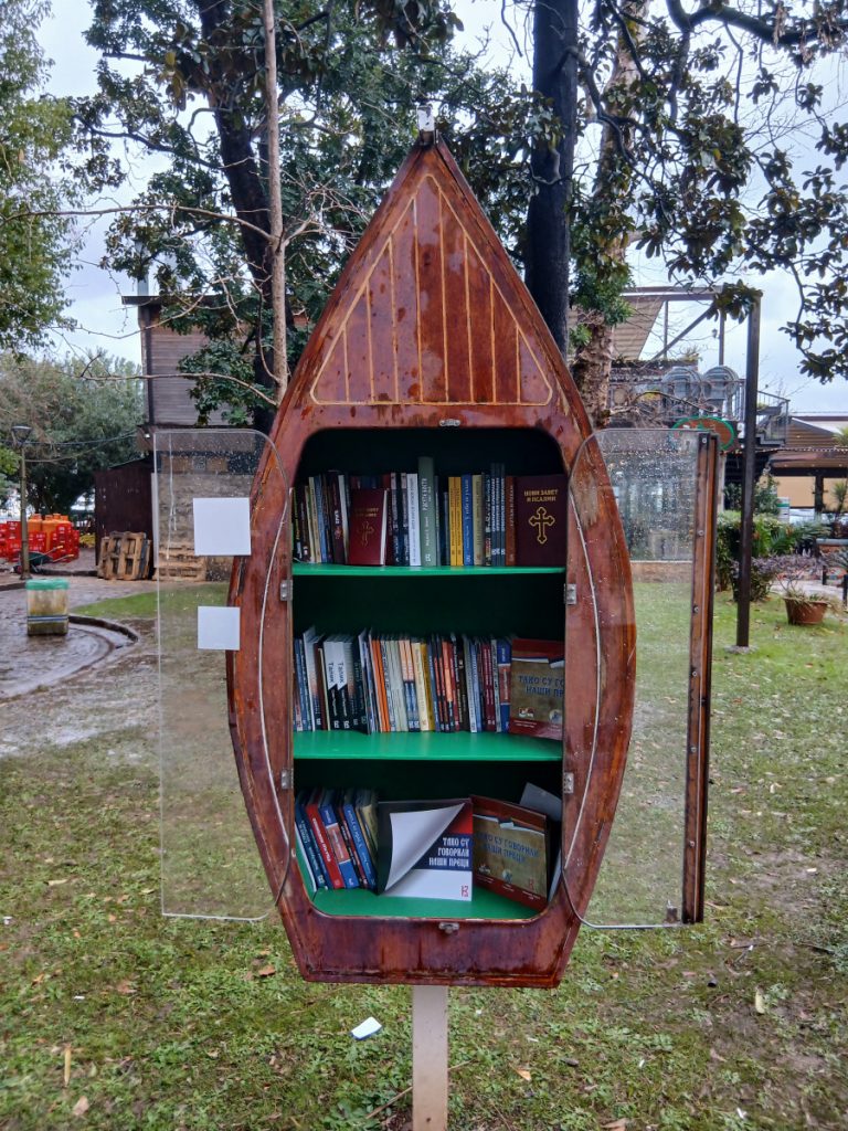 Udruženje „Serdar“: Doniralo knjige na ćirilici biblioteci na otvorenom u Budvi
