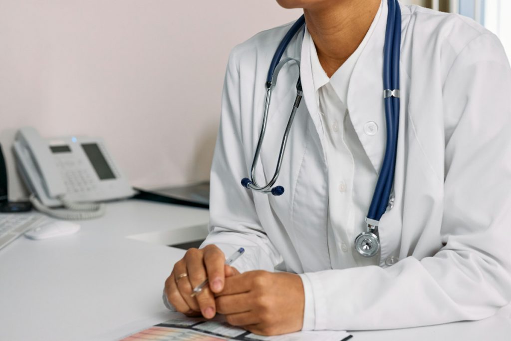 Medicinski radnici na margini: Fizioterapeuti u javnom zdravstvu ponovo bez većih plata uprkos preporuci Ombudsmana